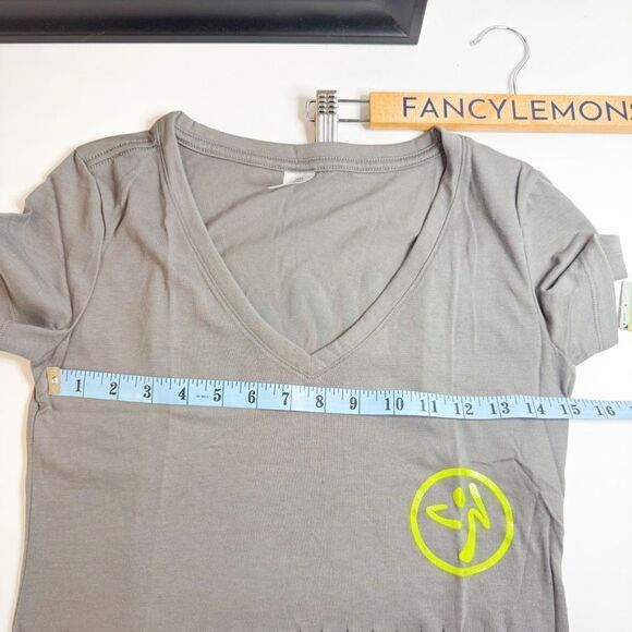 Zumba NWT! Vibrant V-Neck Fringe Top Gravel Gray Neon Logo Dance Fitness - Picture 6 of 9